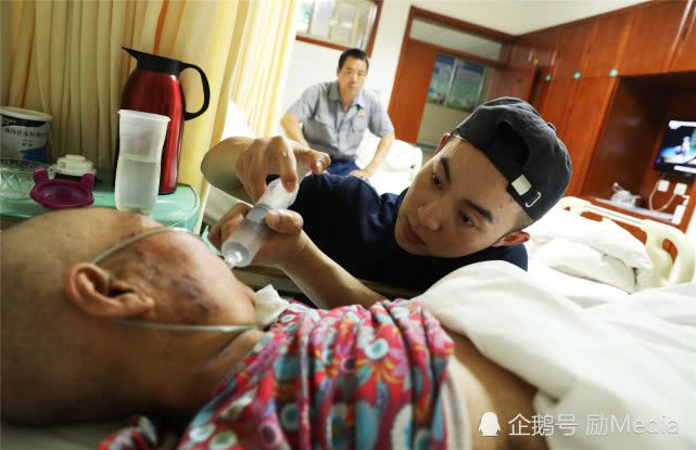 体院校草为救母打五份工 四年鲜肉变大叔引网友泪崩