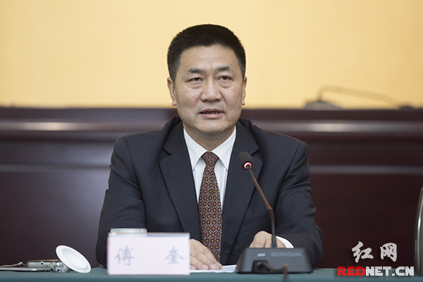 湖南省委常委、省纪委书记傅奎在新闻发布会上答记者问。