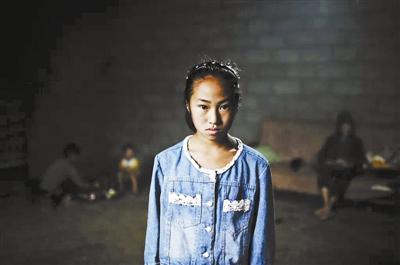 “饭做好,去叫妈妈,妈妈已经死了。”近日,一篇四川凉山彝族自治州四年级小学生写的作文《泪》,让无数网友为之揪心。12岁的彝族小女孩木苦依伍木(汉文名:柳彝),在作文中描述了她的母亲离世前的场景。4年前,她的父亲已去世。