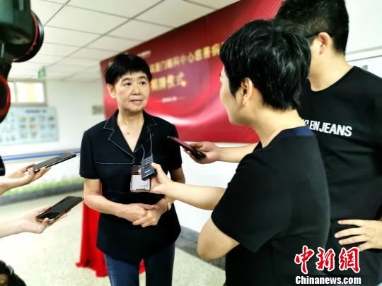 厦门残疾人福利基金会副理事长杨希聪接受媒体采访。　供图 摄