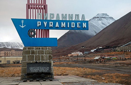 挪威皮拉米登(Pyramiden):这个苏联时代的挪威采煤小镇以金字塔型山得名,1998年正式废弃。皮拉米登的大部分建筑依然完整,为俄罗斯一家公司所有,他们现在正将其改造成旅游胜地。皮拉米登是苏联于1927年从瑞典手中买下的,最繁荣时曾有1200多人居住。(网页截图)