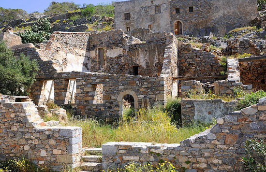 希腊斯皮纳隆加岛(Spinalonga):数百年来,斯皮纳隆加岛一直被用来安置麻风病患者,直到1957年才停止。5年后,这里正式荒废。如今,游客可以在斯皮纳隆加岛的废墟建筑周围行走,这些建筑曾被安置麻风病人,游客还可以欣赏大海的壮观美景。(网页截图)