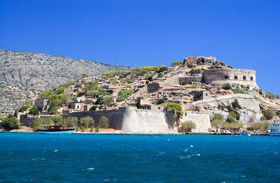 希腊斯皮纳隆加岛(Spinalonga):数百年来,斯皮纳隆加岛一直被用来安置麻风病患者,直到1957年才停止。5年后,这里正式荒废。如今,游客可以在斯皮纳隆加岛的废墟建筑周围行走,这些建筑曾被安置麻风病人,游客还可以欣赏大海的壮观美景。(网页截图)