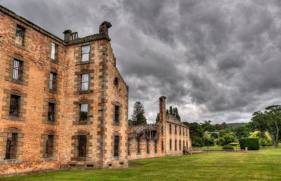 塔斯马尼亚亚瑟港(Port Arthur):亚瑟港曾是澳大利亚所属塔斯马尼亚岛的囚犯流放地,如今被列入世界遗址中,成为塔斯马尼亚最受欢迎的旅游景点。亚瑟港监狱1877年被关闭,但其附近兴起了新的社区,并繁荣了一个多世纪。1996年4月份,亚瑟港再次吸引人们的关注。当时这里发生了澳大利亚最严重的谋杀案,共有35人死亡,数十人受伤。(网页截图)