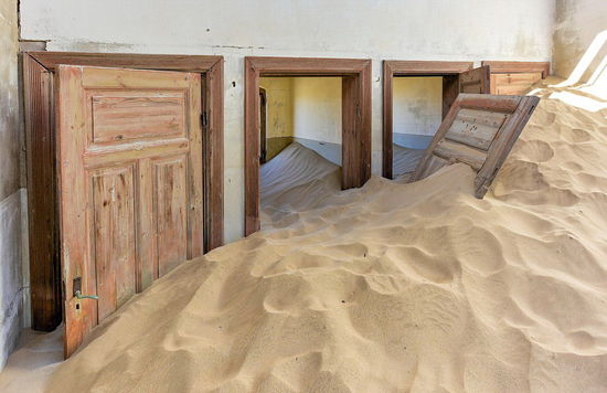 纳米比亚卡曼斯科(Kolmanskop):卡曼斯科曾是纳米布沙漠深处一个繁荣的采矿城市。1908年,卡曼斯科当地发现了钻石,这个村庄开始繁荣起来。但是当钻石采光后,这里逐渐衰败下去,如今住宅正被沙土填埋。1954年,卡曼斯科完全荒废。(网页截图)