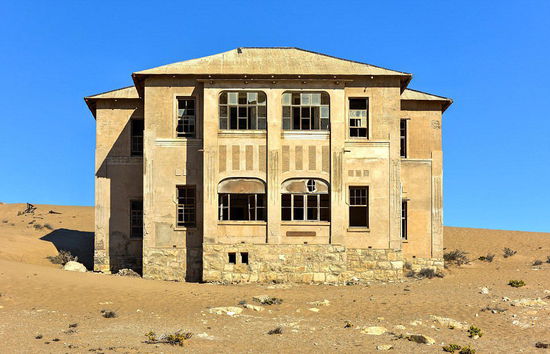 纳米比亚卡曼斯科(Kolmanskop):卡曼斯科曾是纳米布沙漠深处一个繁荣的采矿城市。1908年,卡曼斯科当地发现了钻石,这个村庄开始繁荣起来。但是当钻石采光后,这里逐渐衰败下去,如今住宅正被沙土填埋。1954年,卡曼斯科完全荒废。(网页截图)