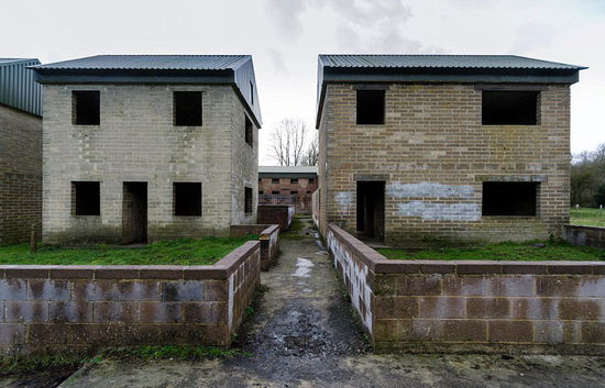 英格兰英伯(Imber):二战期间,当盟军准备对欧洲发动反攻时,这个位于威尔特郡萨里斯伯里平原上的村庄里的村民被疏散。这里现在依然是英国士兵的训练基地之一。每年在银行假日或圣诞节时,会向游人开放。(网页截图)