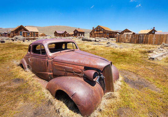 美国加州伯帝镇(Bodie):加州伯帝镇是淘金热期间兴起的典型聚居地,然后陷入荒废。在19世纪80年代,这里大约有上万人口。但是随着矿工转往其他地方探寻金矿,这里的人口逐渐减少。到20世纪40年代,这里只剩下很少的居民。1962年荒废后,这里成为历史公园。(网页截图)