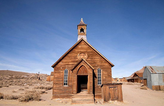 美国加州伯帝镇(Bodie):加州伯帝镇是淘金热期间兴起的典型聚居地,然后陷入荒废。在19世纪80年代,这里大约有上万人口。但是随着矿工转往其他地方探寻金矿,这里的人口逐渐减少。到20世纪40年代,这里只剩下很少的居民。1962年荒废后,这里成为历史公园。(网页截图)