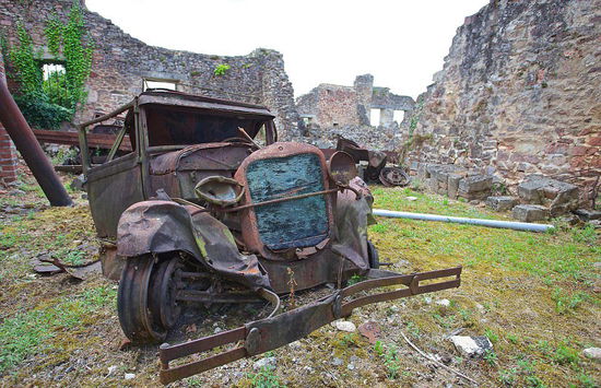 法国奥拉杜尔村(Oradour-sur-Glane):奥拉杜尔村二战期间毁于德国纳粹之手,这里是1944年6月的大屠杀现场,共有642名居民惨遭枪杀或被活活烧死,其中包括400多名妇女和儿童。如今,村落废墟已经成为纪念碑。自从发生大屠杀事件以来,奥拉杜尔村的一切都未曾改变过,附近新村的居民超过2000人。(网页截图)