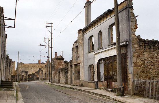 法国奥拉杜尔村(Oradour-sur-Glane)：奥拉杜尔村二战期间毁于德国纳粹之手，这里是1944年6月的大屠杀现场，共有642名居民惨遭枪杀或被活活烧死，其中包括400多名妇女和儿童。如今，村落废墟已经成为纪念碑。自从发生大屠杀事件以来，奥拉杜尔村的一切都未曾改变过，附近新村的居民超过2000人。（网页截图）