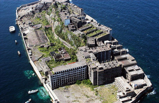 日本端岛：端岛又被称为军舰岛，它曾为邦德电影《007：大破天幕危机》提供灵感，充当007敌人的老巢。在岛上拍摄的外景镜头曾被用于灾难电影《2012》中。在1974年4月份之前，这里曾生活着5000多人。但是当煤矿关闭后，这个混凝土岛屿被废弃。自从那以来的数十年中，高耸的工业和住宅建筑已接近崩塌。（网页截图）