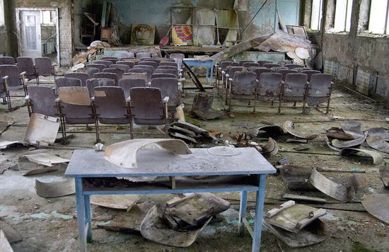 乌克兰普利皮亚特：普利皮亚特是位于乌克兰与白俄罗斯边境附近的一座废弃城市，是世界上最著名的“鬼城”。1986年4月，切尔诺贝利核电站4号核反应堆发生爆炸，迫使普利皮亚特城的居民逃离。来自世界各地的摄影师都曾前往这里，拍摄荒废医院、遗弃公寓、冻结的摩天轮以及散落家具的照片。普利皮亚特曾是一座繁荣城市，容纳居民5万人。科学家们称，这里可能还需要2万年才能安全居住。（网页截图）