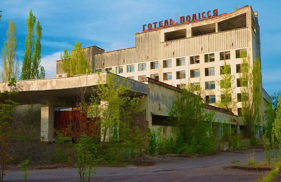 乌克兰普利皮亚特：普利皮亚特是位于乌克兰与白俄罗斯边境附近的一座废弃城市，是世界上最著名的“鬼城”。1986年4月，切尔诺贝利核电站4号核反应堆发生爆炸，迫使普利皮亚特城的居民逃离。来自世界各地的摄影师都曾前往这里，拍摄荒废医院、遗弃公寓、冻结的摩天轮以及散落家具的照片。普利皮亚特曾是一座繁荣城市，容纳居民5万人。科学家们称，这里可能还需要2万年才能安全居住。（网页截图）