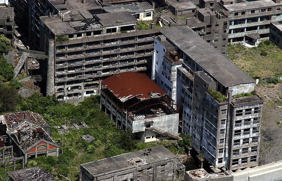 日本端岛：端岛又被称为军舰岛，它曾为邦德电影《007：大破天幕危机》提供灵感，充当007敌人的老巢。在岛上拍摄的外景镜头曾被用于灾难电影《2012》中。在1974年4月份之前，这里曾生活着5000多人。但是当煤矿关闭后，这个混凝土岛屿被废弃。自从那以来的数十年中，高耸的工业和住宅建筑已接近崩塌。（网页截图）