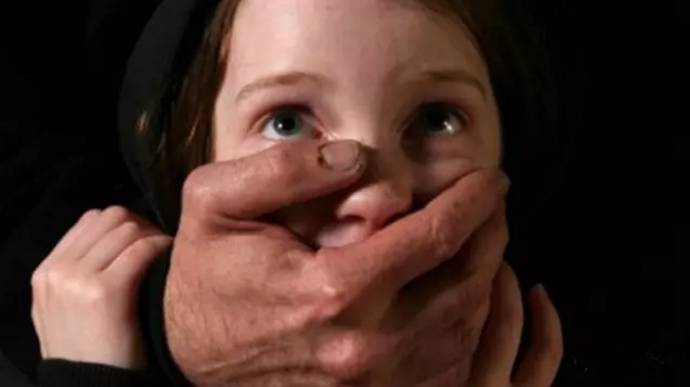 恋童癖约会的13岁小女友，竟是一群以拯救萝莉为使命的超人壮汉！