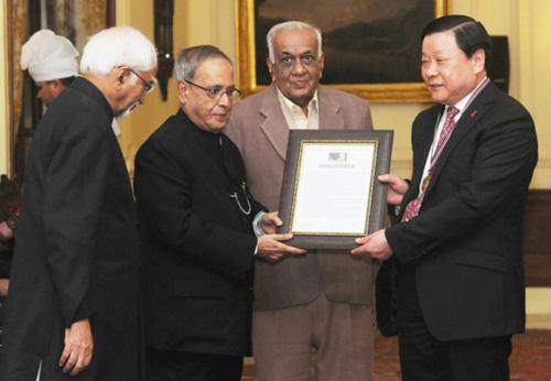 麻风病治疗专家张国成荣获2013年度国际甘地奖