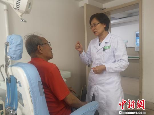 图为康复医生为患者讲解病因,嘱咐平时的注意事项。 高康迪 摄 图为康复医生为患者讲解病因,嘱咐平时的注意事项。 高康迪 摄