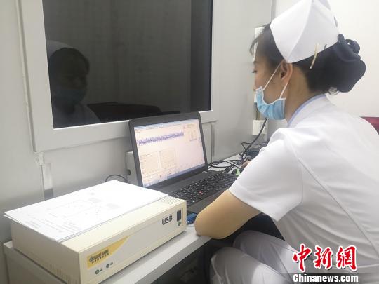 甘肃省康复中心医院听力康复科,听力师正在对患儿进行听觉诱发电位检查。 高康迪 摄 甘肃省康复中心医院听力康复科,听力师正在对患儿进行听觉诱发电位检查。 高康迪 摄