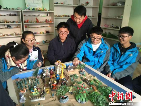 图为西固区未成年人心理辅导站为中学生开展沙盘游戏。(资料图)西固区教育局供图 图为西固区未成年人心理辅导站为中学生开展沙盘游戏。(资料图)西固区教育局供图