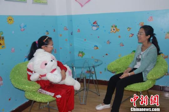 图为心理辅导老师为学生进行心理疏导。(资料图)西固区教育局供图 图为心理辅导老师为学生进行心理疏导。(资料图)西固区教育局供图