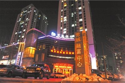 北京警方注销“房姐”户口 当事警察被停职禁闭