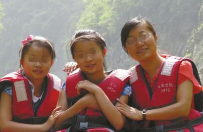 双胞胎姐妹合影,其中一个已在大火中去世。家属供图