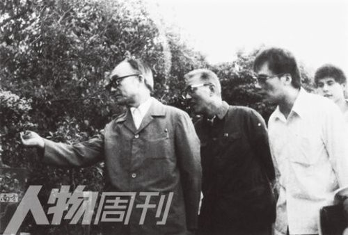 王岐山（右二）、王小强（右一）陪同杜润生到农村调查