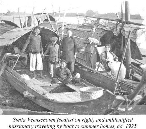 ■大约1925年前后，斯特拉·温斯霍滕（右侧坐者）搭船前往他们夏天的传教点——选自维多利亚·亨利:《传教士妻子们的双重召唤》一文