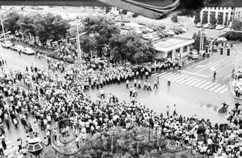 　◤7月15日,神木上千民众“挽留”传言要离任的雷正西。(资料片)