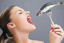 鱼刺卡喉别吞饭喝醋 分分钟可能威胁生命
有的人被鱼刺卡住后拼命地喝醋,认为醋可以溶解由钙构成的鱼刺,达到软化鱼刺的目的。喝了醋之后,软化的鱼刺就会从组织上脱落下来。真的是这样吗?【详细】
卫生健康|健康图集