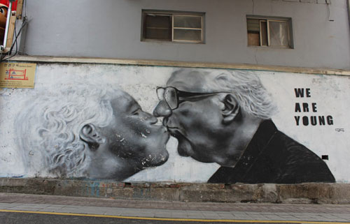 生活艰难,韩国老人走上卖淫之路