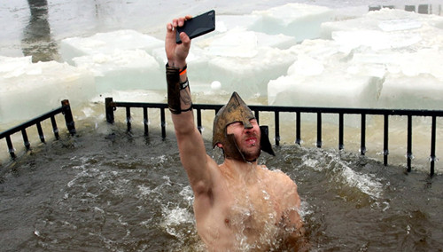 研究:自恋男性爱自拍且多不自信无安全感