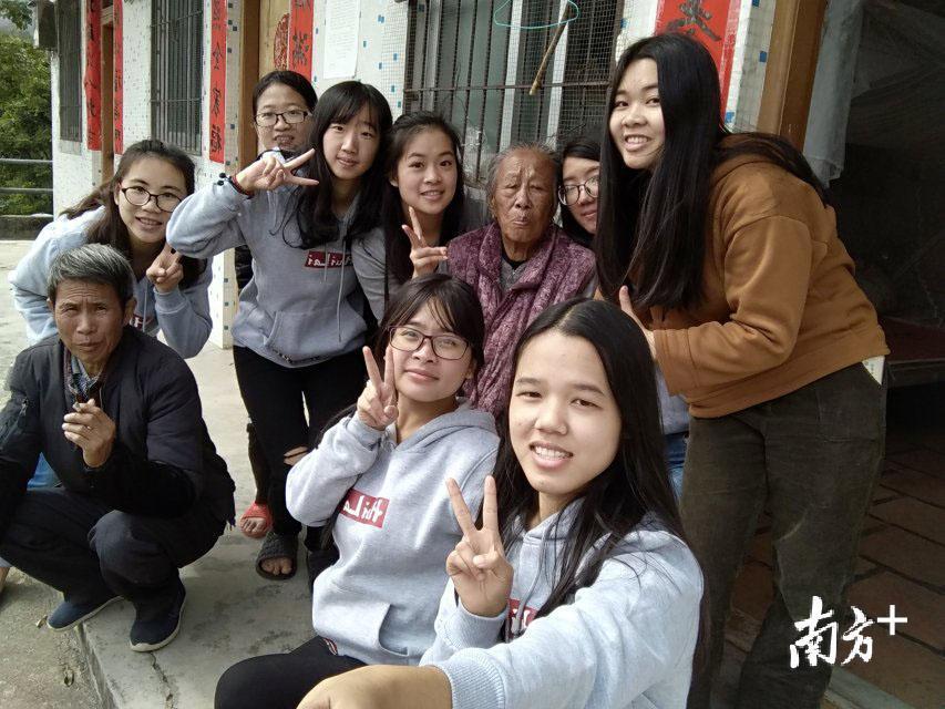 图为韩师的学生志愿者与细姑一起拍照留念。