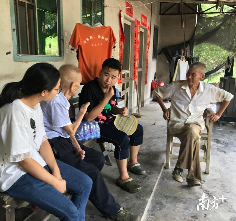 图为韩师学生志愿者在岭后麻风村村民在聊天。