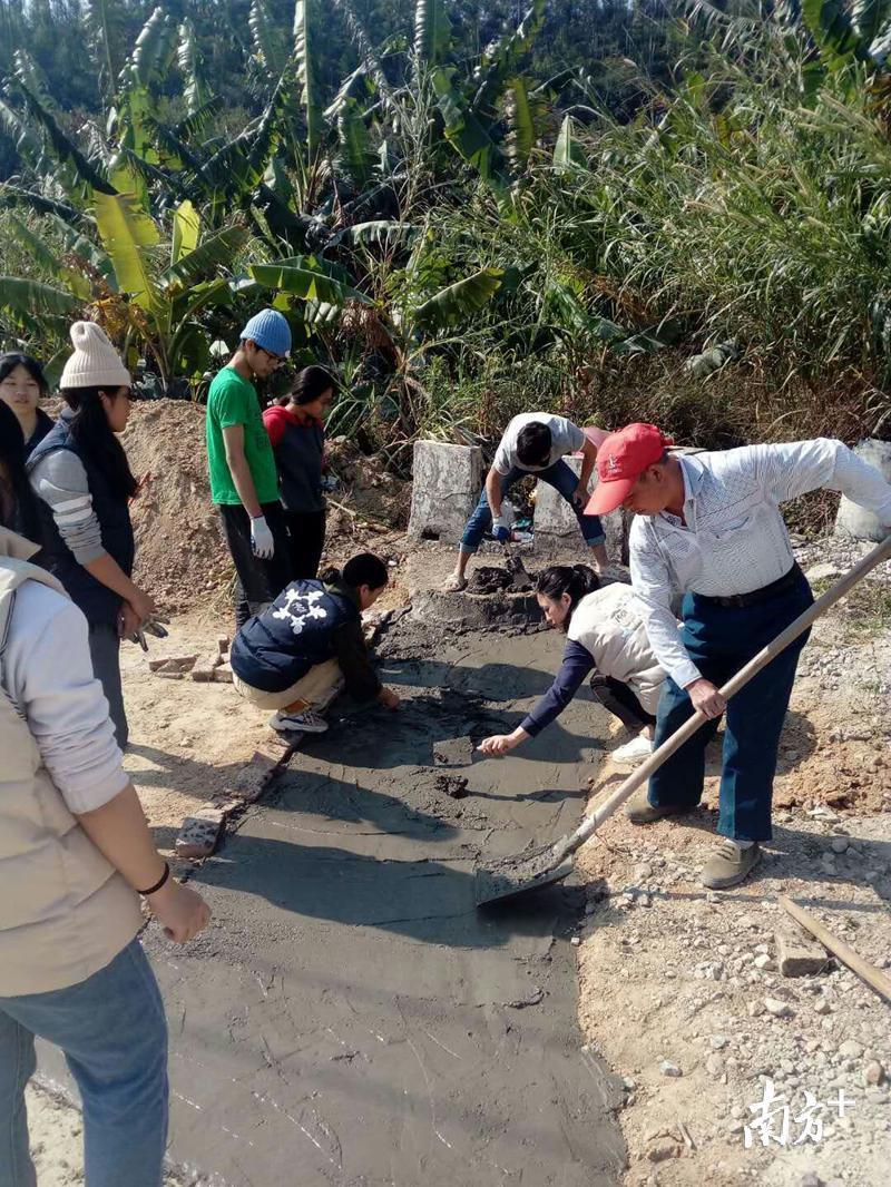 图为韩师志愿者在梅州五华，为该地的麻风村改善基础设施。