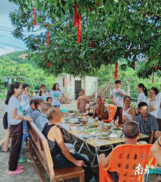 图为韩师志愿者们在揭阳惠来麻风康复村与麻风村村民们一起聚餐。