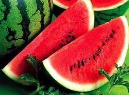 谁说跟西瓜不能沟通？同一类型的容器装入水、沙子、豆子、石头等不同物质，敲击出来的声音都不一样，甚至在装了不同容量的水时，声音都不一样。当西瓜内部结构产生变化后，对外表现的敲击声音也会有所变化。也就是根据反射声波频率的不同，我们听到的声音会有高低之分。【详细】