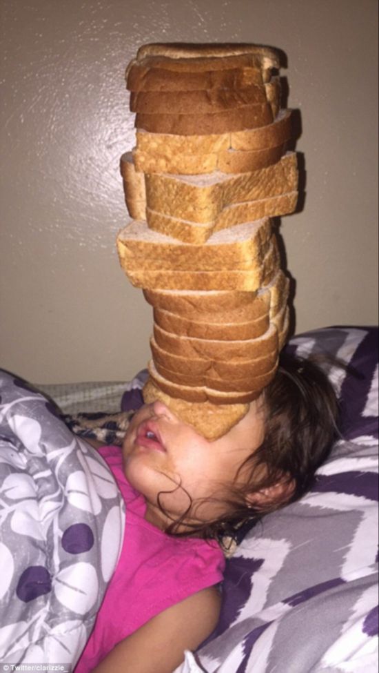 女子在熟睡妹妹脸上堆放面包片 引网友模仿