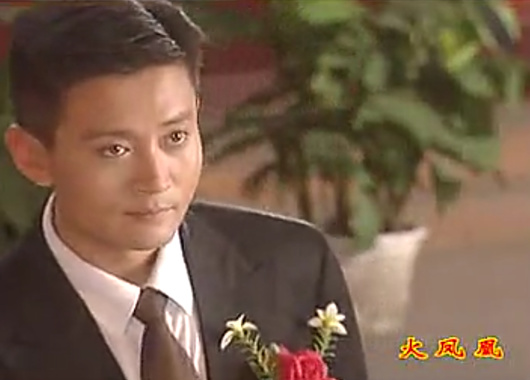 不过，在另一个男人面前，她是阿桃，一个单纯善良的美少女。