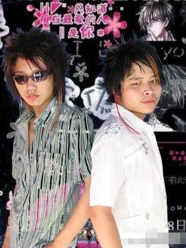 网友恶搞忘爱哥全家福照片 当事人辟谣称忘爱哥不是自己老公