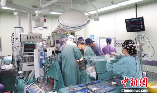来自长海医院的心脏移植外科专家以及上海儿童医学中心心胸外科、麻醉科、体外循环等多学科合作的专家团队为孩子手术。医院供图