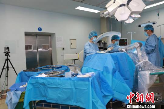 此次手术由中国电信、华为公司提供全程技术支持，将第五代移动通信技术、人工智能技术、骨科手术相结合。　邢守林 摄