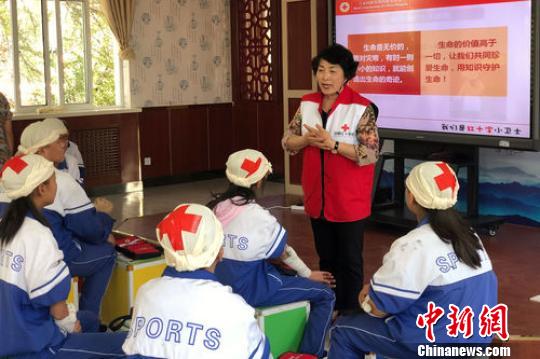 学生在新建成的“博爱校医室”进行学习红十字小卫士急救课堂。　李佩珊 摄