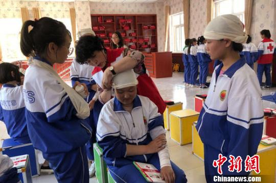 学生在新建成的“博爱校医室”进行学习红十字小卫士急救课堂。　李佩珊 摄