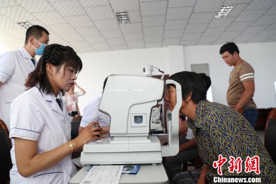 正在进行眼部测光检查的白内障患者。　于晶 摄