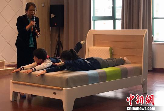 青少年脊柱与视力健康主题营对120名受试小学生的干预内容包括90秒牵拉操、睡前操、颈椎健康操等。　振晓 摄