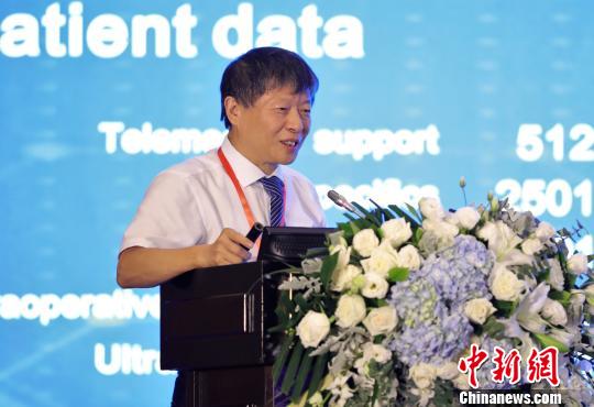 图为聚焦超声消融手术设备“海扶刀”的发明者王智彪教授发布“海扶刀”治疗大数据。　主办方供图 摄