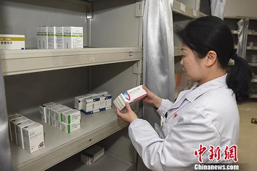 资料图：医生取药。中新社记者 杨华峰 摄