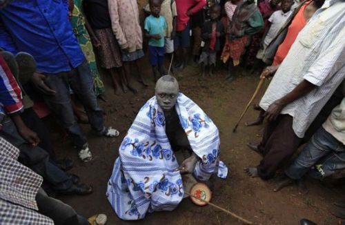 肯尼亚男孩割礼:不用麻药割男孩阴茎包皮 画面残忍血腥(组图)